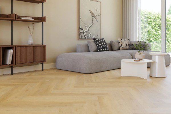 Tete_Ruimte01_02_Supreme_860_Herringbone_XL_232_Caramel_TOTAAL-scaled-800x0-c-default.jpg Castell Supreme 860 Herringbone XL Caramel – visgraat plak pvc - Afbeelding 1