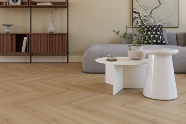 Tete_Ruimte01_row01_871-201_FRONT-1-1024x682-1-1.jpg Castell Premium 871 Forest Sisal – visgraat plak pvc - Afbeelding 1