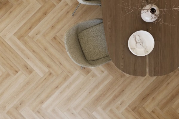 Tete_Ruimte02_02_Supreme_812_Herringbone_052_HoneyBrown_TOP-scaled-800x0-c-default.jpg Castell Supreme 812 Herringbone Honey Brown – visgraat plak pvc - Afbeelding 1