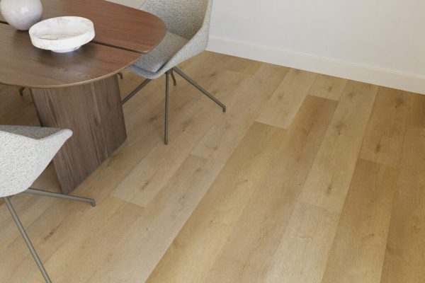 Tete_Ruimte02_02_Supreme_860_Planks_XXL_133_Coffee_CLOSE-1024x682-1-1.jpg Castell Supreme 860 Planks XXL Coffee – rechte plank plak pvc - Afbeelding 1