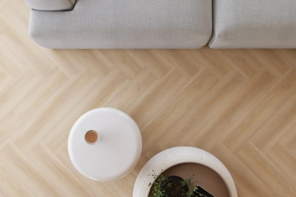 Tete_Ruimte04_01_Supreme_812_Herringbone_054_HoneyGrey_TOP-2-scaled-800x0-c-default.jpg Castell Supreme 812 Herringbone Honey Grey – visgraat plak pvc - Afbeelding 1