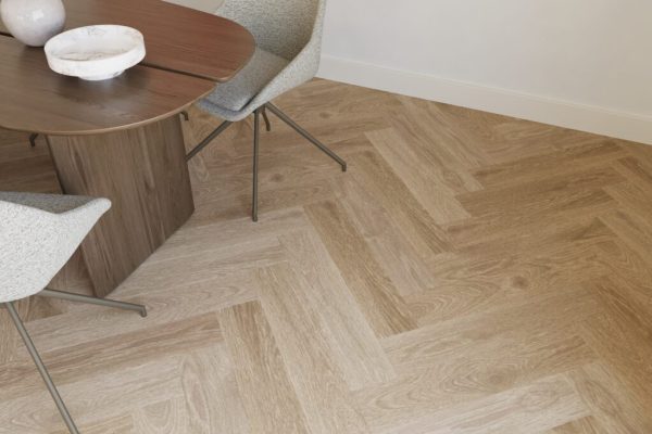 Ultimate-890-91-Oak-Pear_visgraat_CLOSE-1024x682-1-1.jpg Castell Ultimate 890 Oak Pear – visgraat plak pvc - Afbeelding 1