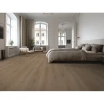 Belakos Puro 420 PVC vloer met rechte XL-planken in een interieur